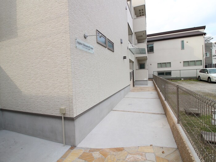 物件外観写真6　(エントランス部分)