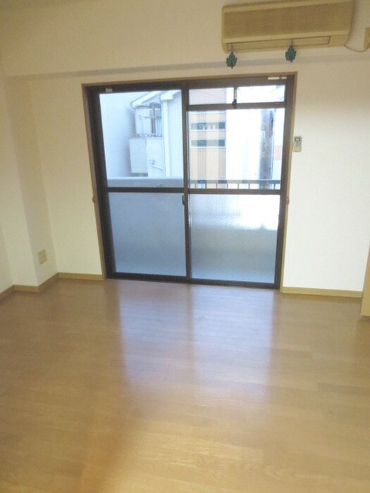 物件内観写真8　(室内からの展望)