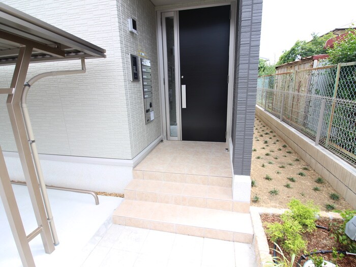 物件外観写真2　(エントランス部分)