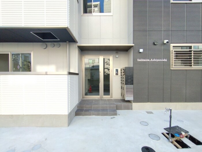 物件外観写真4　(エントランス部分)