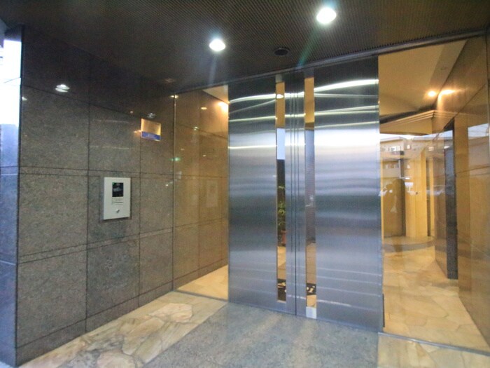 物件外観写真5　(エントランス部分)