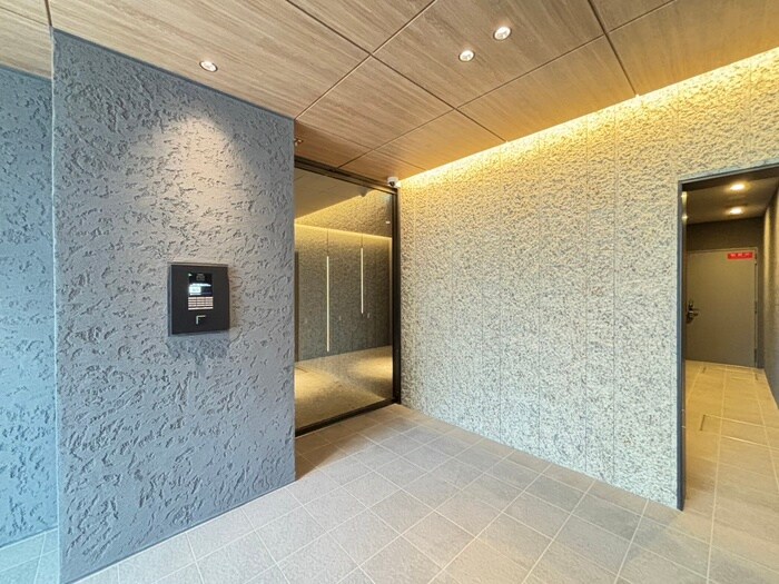 物件外観写真2　(エントランス部分)