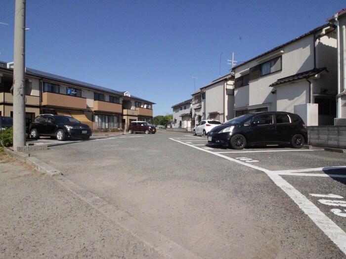 物件外観写真3　(駐車場)