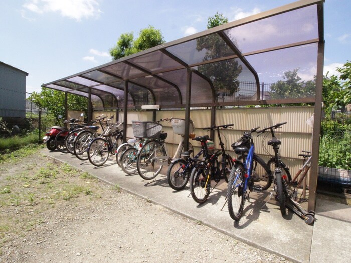 物件外観写真4　(駐輪場)