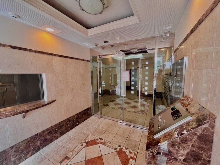 物件外観写真2　(エントランス部分)