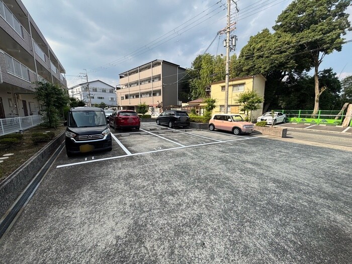 物件外観写真3　(駐車場)