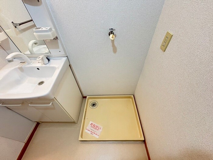 物件内観写真12　(洗濯機置場)