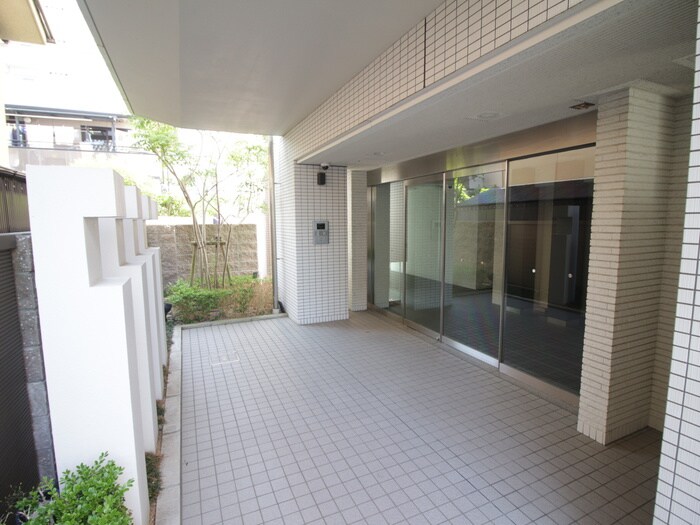 物件外観写真3　(エントランス部分)