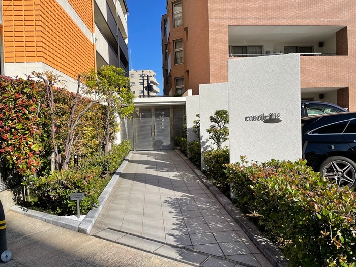 物件外観写真2　(エントランス部分)