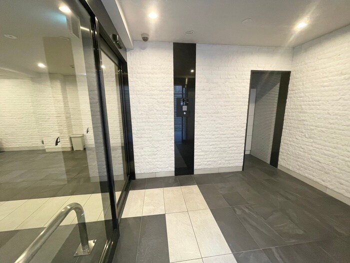 物件外観写真3　(エントランス部分)