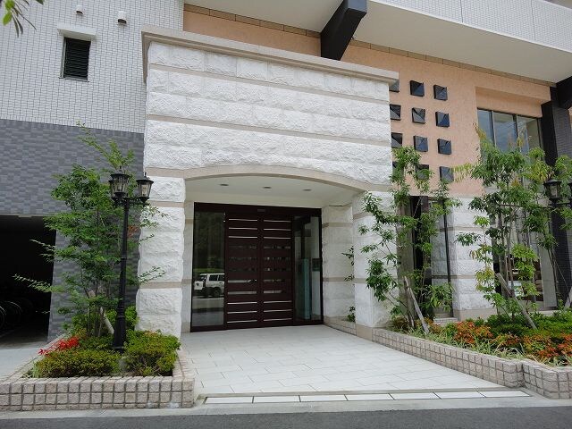 物件外観写真2　(エントランス部分)