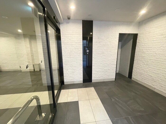 物件外観写真2　(エントランス部分)