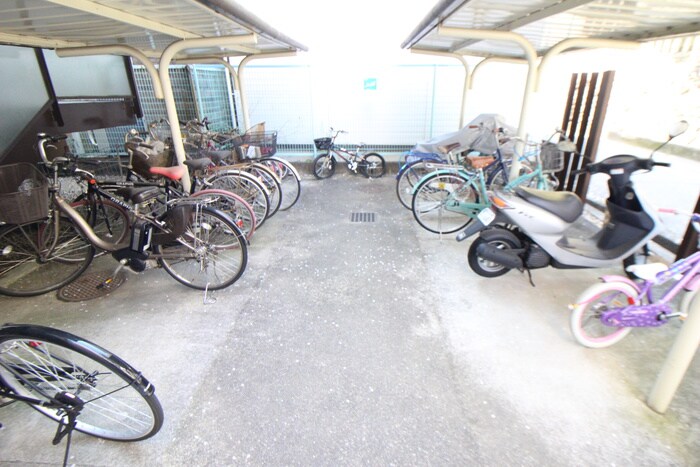物件外観写真3　(駐輪場)