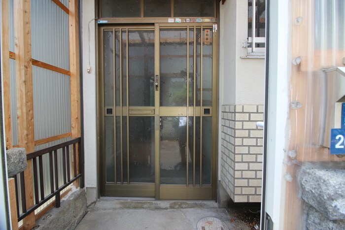 物件外観写真4　(エントランス部分)