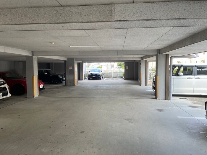 物件外観写真5　(駐車場)