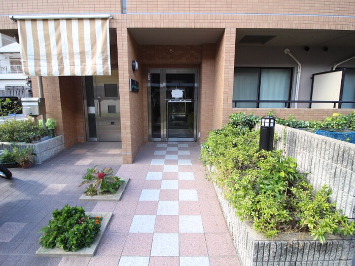 物件外観写真3　(エントランス部分)
