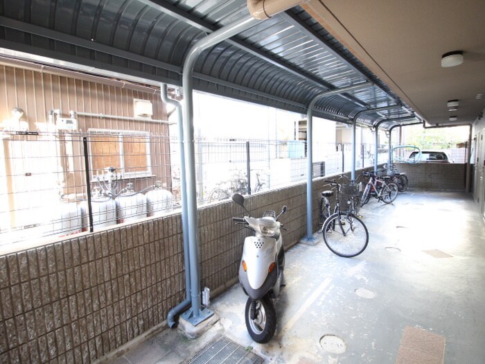 物件外観写真4　(駐輪場)