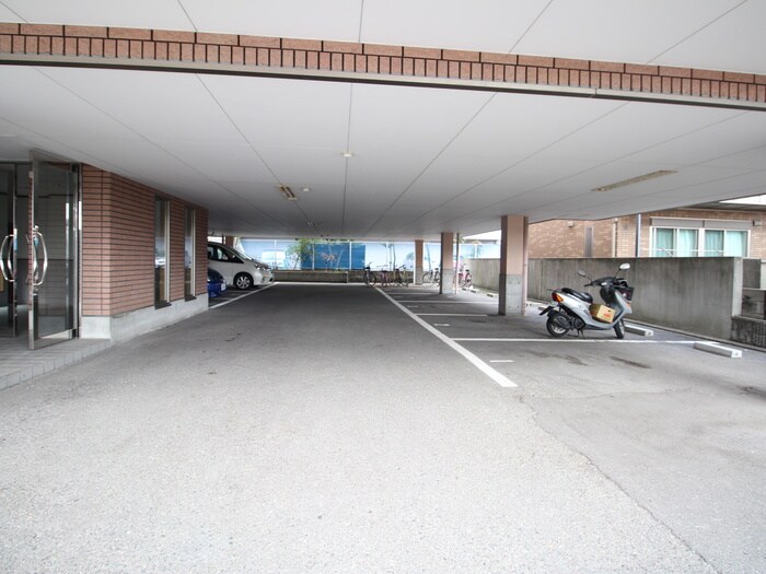 物件外観写真3　(駐車場)