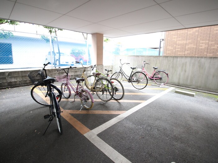 物件外観写真4　(駐輪場)
