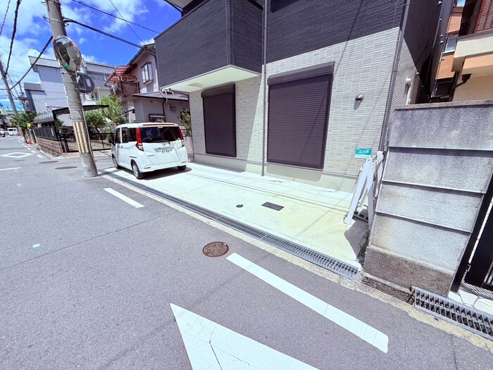 物件外観写真5　(駐車場)