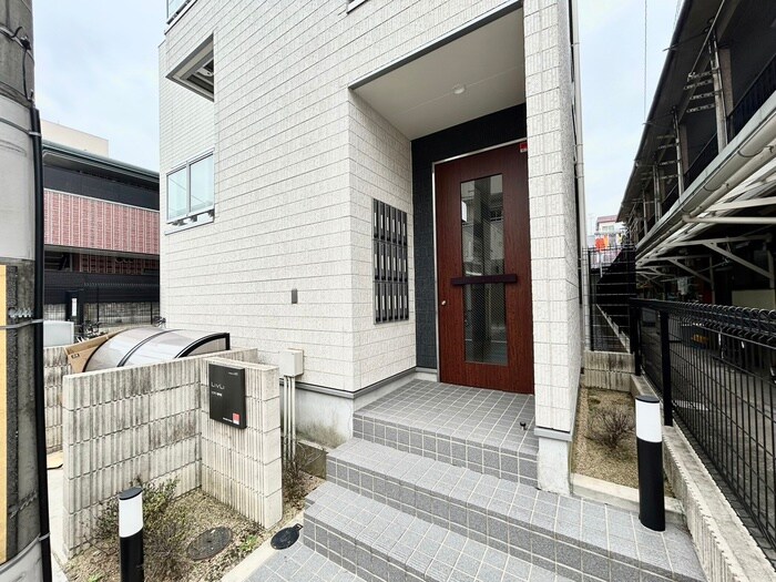 物件外観写真2　(エントランス部分)