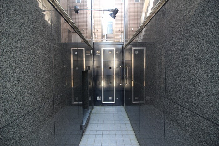 物件外観写真3　(エントランス部分)