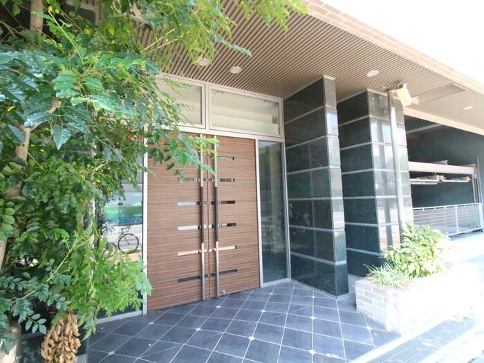 物件外観写真3　(エントランス部分)
