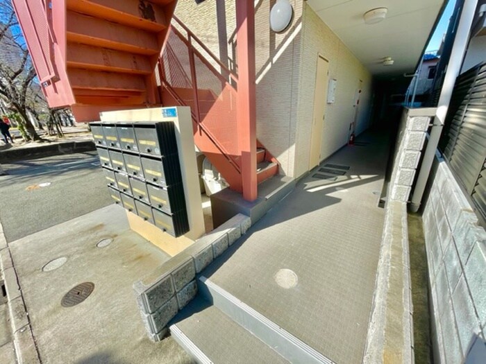 物件外観写真5　(エントランス部分)