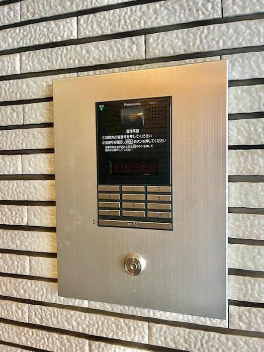 物件外観写真4　(エントランス部分)