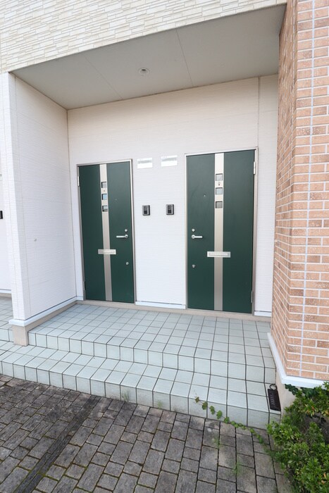 物件外観写真5　(エントランス部分)