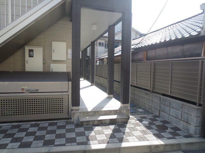 物件外観写真3　(エントランス部分)
