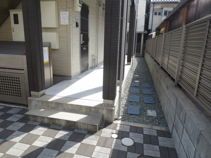 物件外観写真5　(エントランス部分)