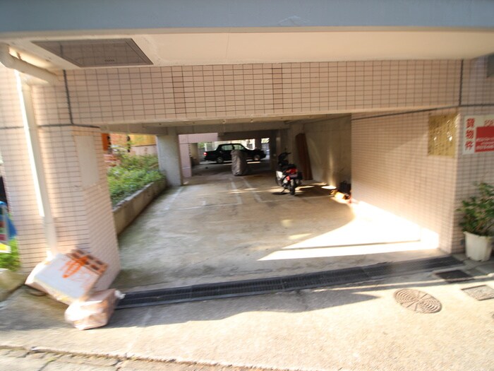 物件外観写真5　(駐車場)