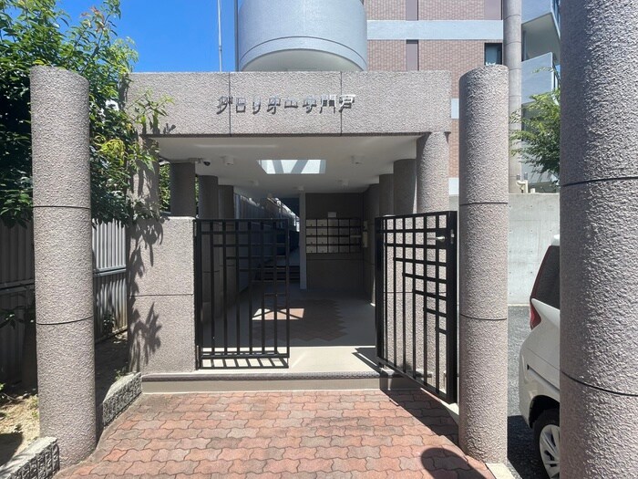 物件外観写真3　(エントランス部分)