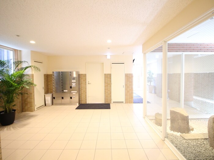 物件外観写真4　(エントランス部分)