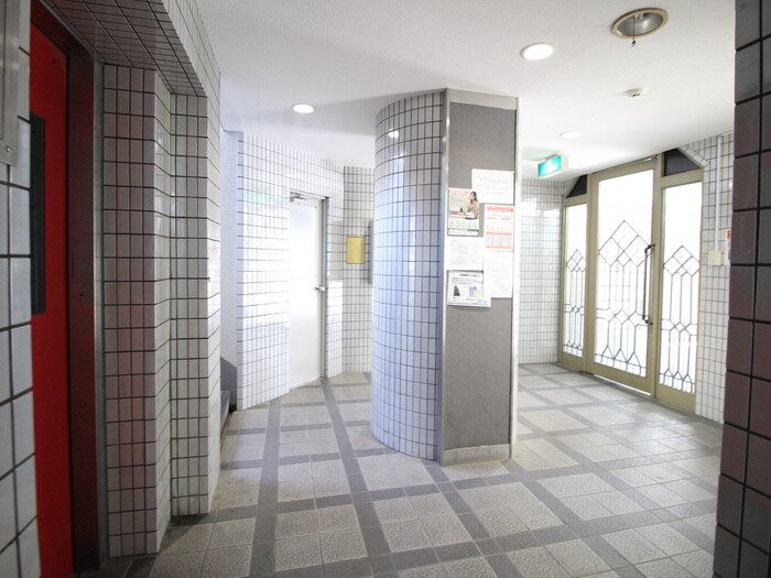 物件外観写真6　(エントランス部分)