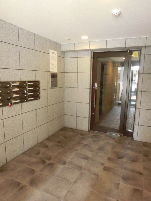 物件外観写真2　(エントランス部分)