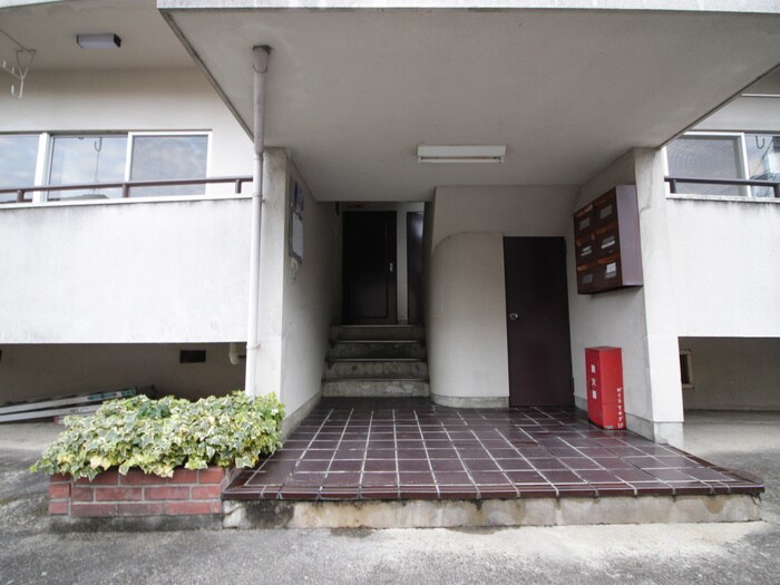 物件外観写真2　(エントランス部分)