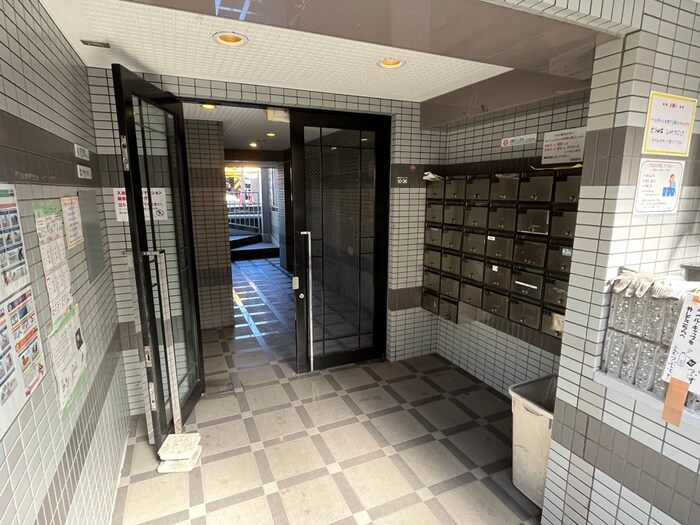 物件外観写真3　(エントランス部分)