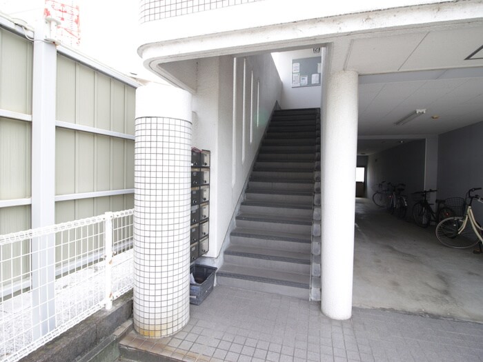 物件外観写真4　(エントランス部分)