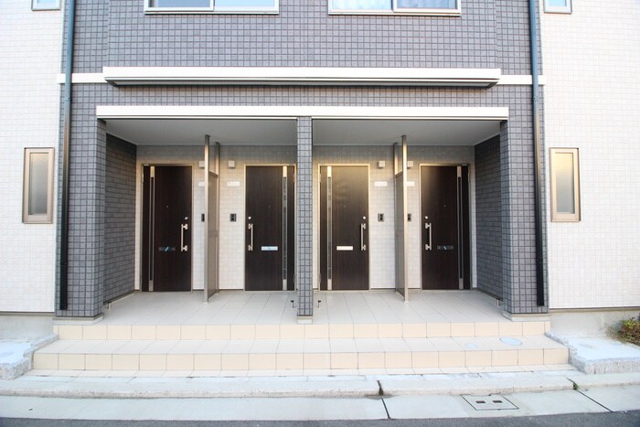 物件外観写真3　(エントランス部分)