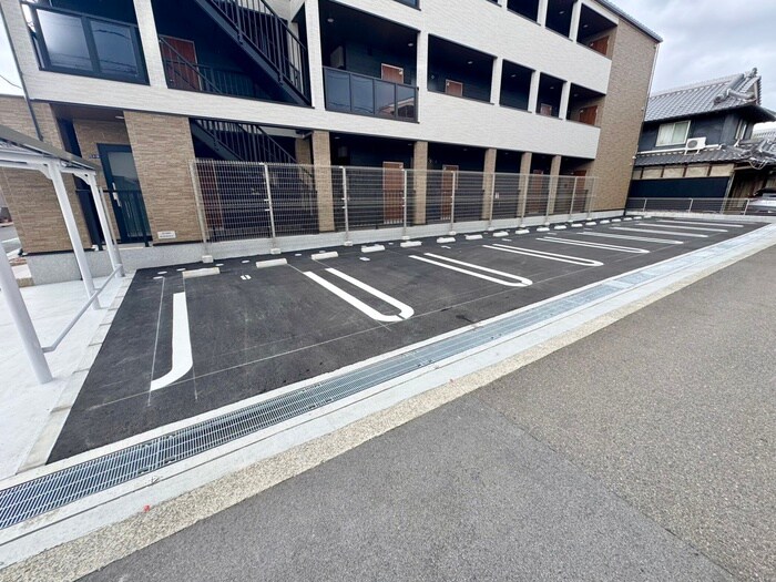 物件外観写真4　(駐車場)