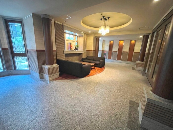 物件外観写真2　(エントランス部分)