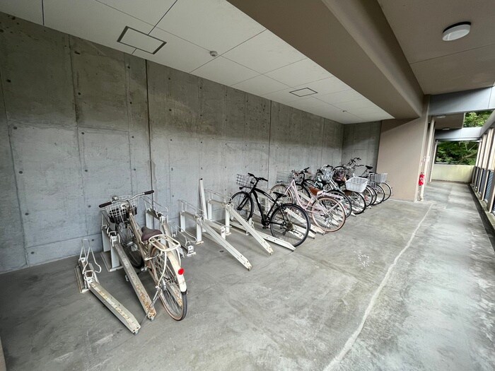 物件外観写真4　(駐輪場)