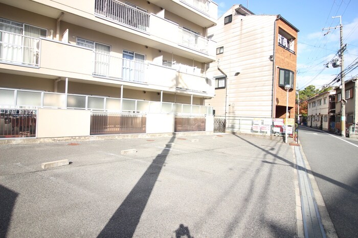 物件外観写真6　(駐車場)