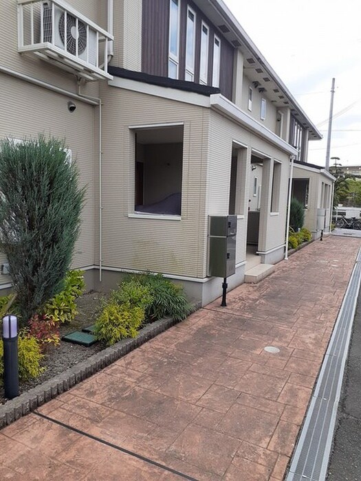 物件外観写真2　(エントランス部分)