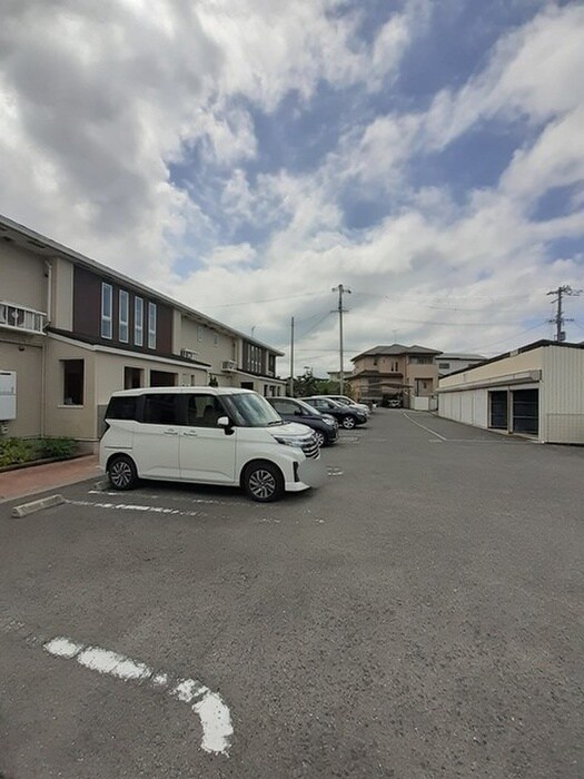 物件外観写真3　(駐車場)