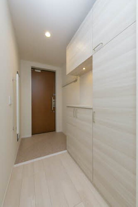 物件内観写真4　(玄関)