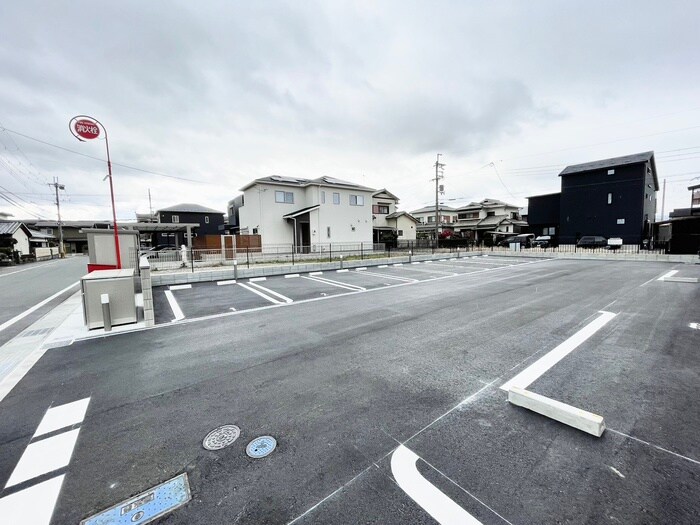 物件外観写真4　(駐車場)