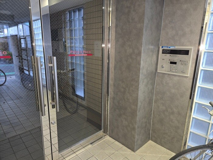 物件外観写真2　(エントランス部分)